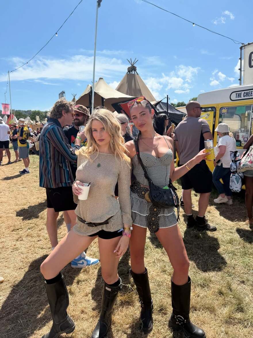 Η αδερφή της Κέιτ Μος αντέγραψε την εμβληματική της εμφάνιση στο Glastonbury το 2005