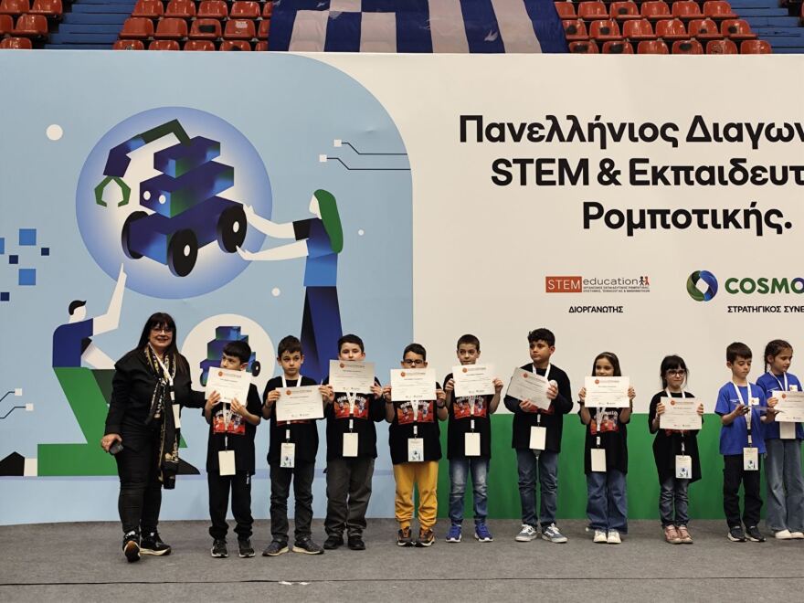 Σημαντική διεθνής διάκριση για τα Εκπαιδευτήρια Μάνεση: Στη Σιγκαπούρη και τη Σλοβενία οι ομάδες ρομποτικής του σχολείου
