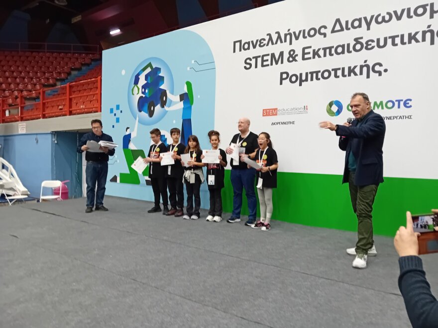 Σημαντική διεθνής διάκριση για τα Εκπαιδευτήρια Μάνεση: Στη Σιγκαπούρη και τη Σλοβενία οι ομάδες ρομποτικής του σχολείου
