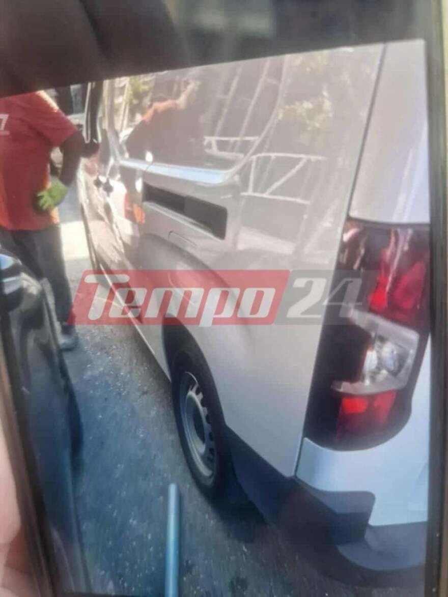 Πάτρα: Σωλήνας έφυγε από οικοδομή και έπεσε πάνω σε αυτοκίνητα - Στο ένα βρισκόταν μητέρα με τα παιδιά της