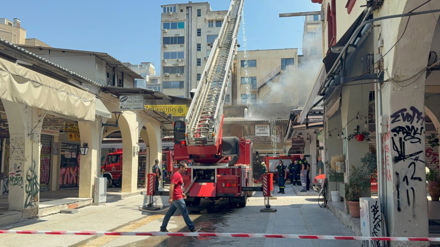 Φωτιά στο κέντρο της Θεσσαλονίκης: Ξεκίνησε από κλειστό κατάστημα και επεκτάθηκε, δείτε βίντεο και φωτογραφίες