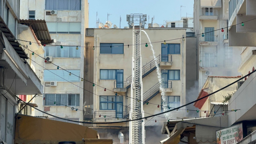 Φωτιά στο κέντρο της Θεσσαλονίκης: Ξεκίνησε από κλειστό κατάστημα και επεκτάθηκε, δείτε βίντεο και φωτογραφίες