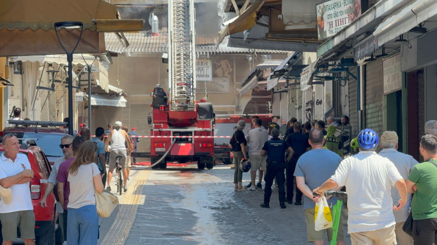 Φωτιά στο κέντρο της Θεσσαλονίκης: Ξεκίνησε από κλειστό κατάστημα και επεκτάθηκε, δείτε βίντεο και φωτογραφίες