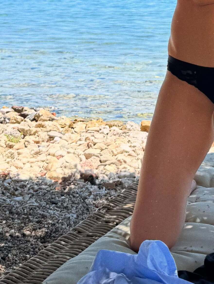 Η Αντιγόνη Κουλουκάκου ποζάρει τόπλες στην παραλία