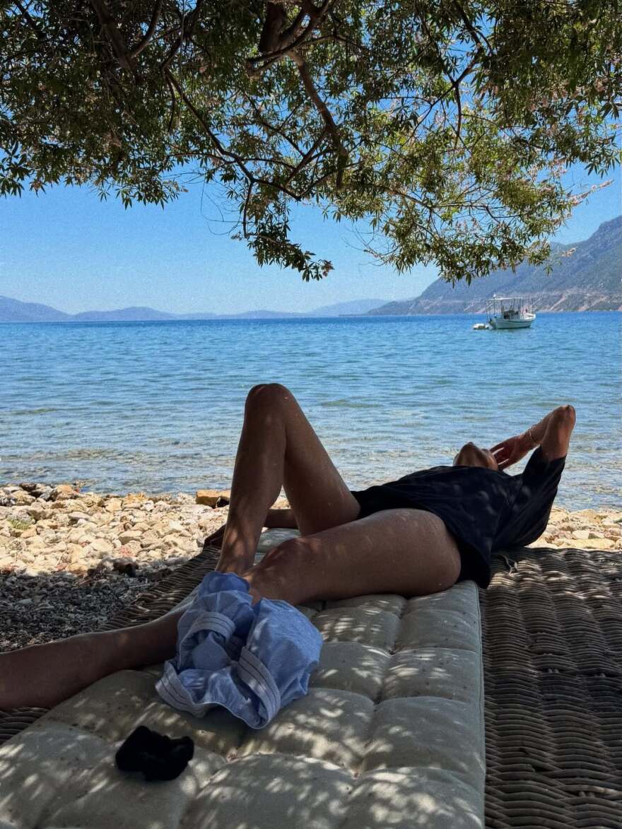 Η Αντιγόνη Κουλουκάκου ποζάρει τόπλες στην παραλία