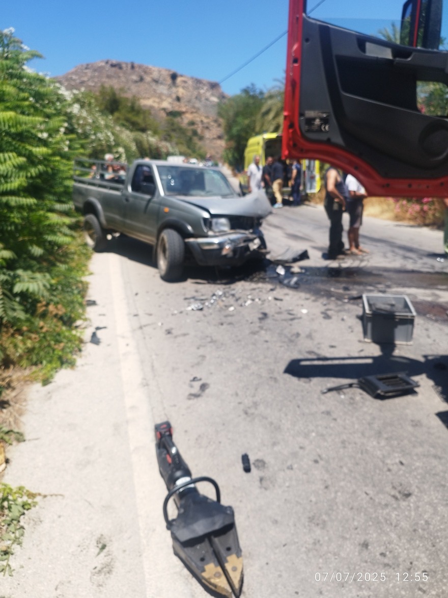 Σφοδρή σύγκρουση ΙΧ με αγροτικό όχημα στην Κίσσαμο - Στο νοσοκομείο Χανίων δύο τραυματίες