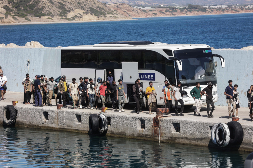 Κατά κύματα οι αφίξεις παράνομων μεταναστών στην Κρήτη - Πάνω από 650 σήμερα, ξεπέρασαν τους 1.600 από χθες Κατά κύματα οι αφίξεις παράνομων μεταναστών στην Κρήτη - Πάνω από 650 σήμερα, ξεπέρασαν τους 1.600 από χθες
