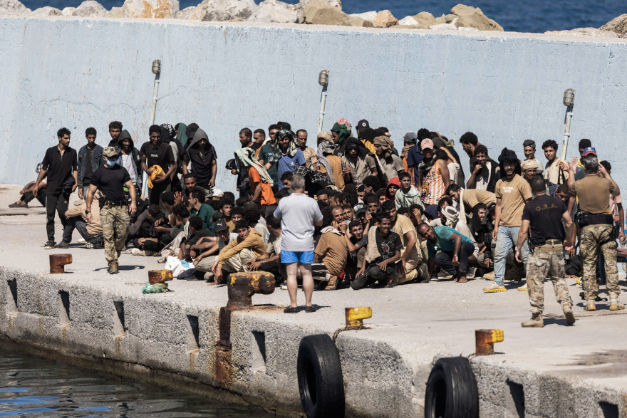 Κατά κύματα οι αφίξεις παράνομων μεταναστών στην Κρήτη - Πάνω από 650 σήμερα, ξεπέρασαν τους 1.600 από χθες Κατά κύματα οι αφίξεις παράνομων μεταναστών στην Κρήτη - Πάνω από 650 σήμερα, ξεπέρασαν τους 1.600 από χθες