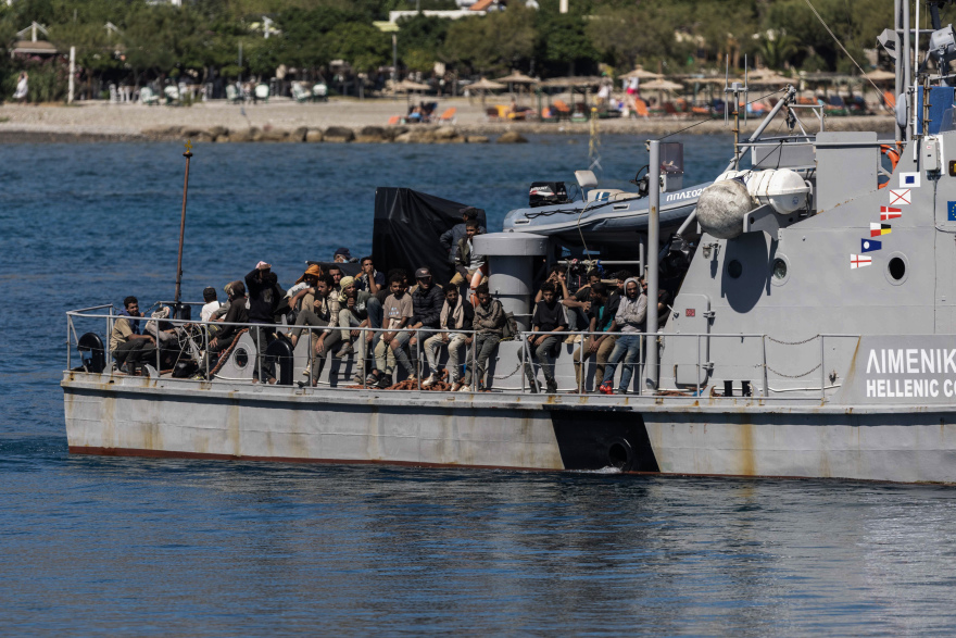 Κατά κύματα οι αφίξεις παράνομων μεταναστών στην Κρήτη - Πάνω από 650 σήμερα, ξεπέρασαν τους 1.600 από χθες Κατά κύματα οι αφίξεις παράνομων μεταναστών στην Κρήτη - Πάνω από 650 σήμερα, ξεπέρασαν τους 1.600 από χθες