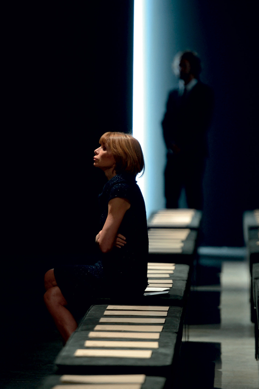 Άννα Γουίντουρ: Η γυναίκα που άλλαξε την εικόνα της μόδας, ηγήθηκε της «Vogue» για τέσσερις δεκαετίες και ενέπνευσε μια ολόκληρη γενιά
