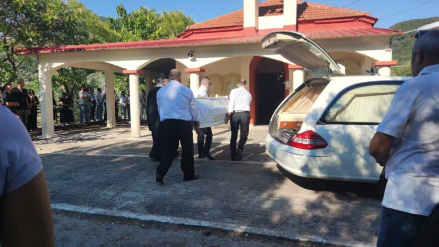 Με κουφέτα το τελευταίο αντίο στον Θανάση - Κηδεύτηκε στο Αγρίνιο ο 21χρονος