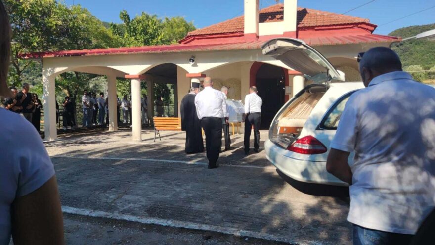 Με κουφέτα το τελευταίο αντίο στον Θανάση - Κηδεύτηκε στο Αγρίνιο ο 21χρονος