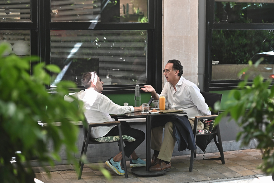 Ο Παναγιώτης Ροϊλός στον Δανίκα: «Το ΑΙ μπορεί να φτιάξει και έναν Καβάφη»