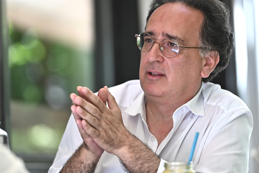 Ο Παναγιώτης Ροϊλός στον Δανίκα: «Το ΑΙ μπορεί να φτιάξει και έναν Καβάφη»