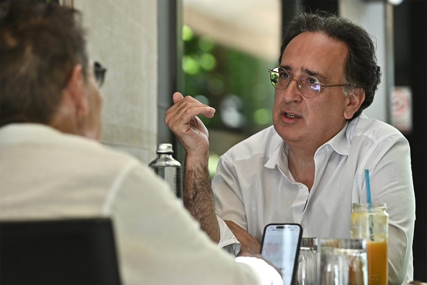 Ο Παναγιώτης Ροϊλός στον Δανίκα: «Το ΑΙ μπορεί να φτιάξει και έναν Καβάφη»