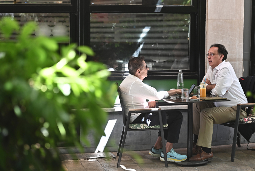 Ο Παναγιώτης Ροϊλός στον Δανίκα: «Το ΑΙ μπορεί να φτιάξει και έναν Καβάφη»