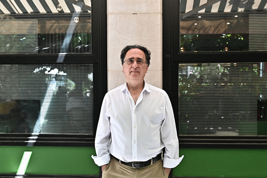 Ο Παναγιώτης Ροϊλός στον Δανίκα: «Το ΑΙ μπορεί να φτιάξει και έναν Καβάφη»