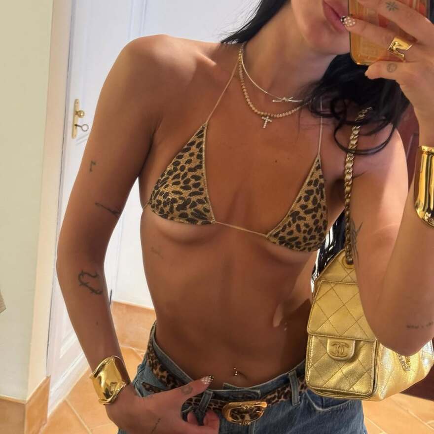 Η Ντούα Λίπα δημοσίευσε νέες φωτογραφίες από τις διακοπές της