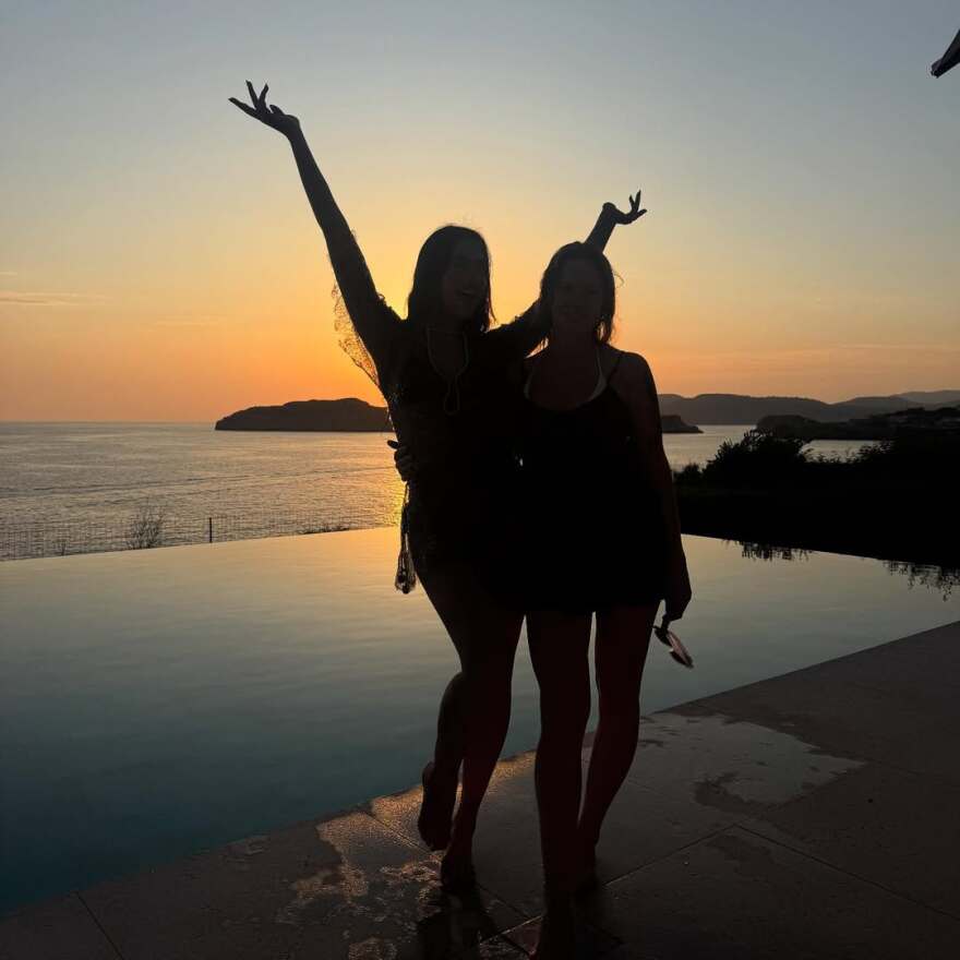 Η Ντούα Λίπα δημοσίευσε νέες φωτογραφίες από τις διακοπές της