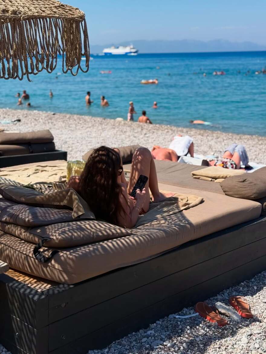Σιμώνη Χριστοδούλου: Σε προχωρημένη εγκυμοσύνη στην παραλία - Κάνει διακοπές στη Ρόδο με τον Αντρέα Γεωργίου