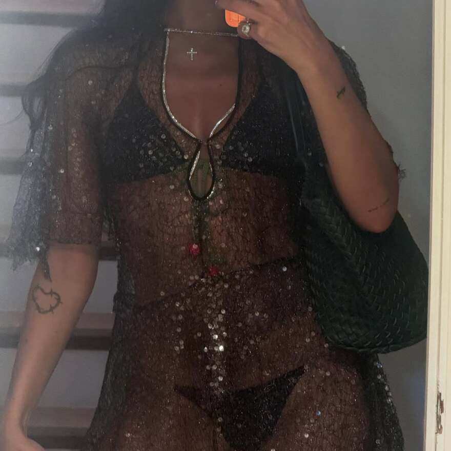 Η Ντούα Λίπα δημοσίευσε νέες φωτογραφίες από τις διακοπές της