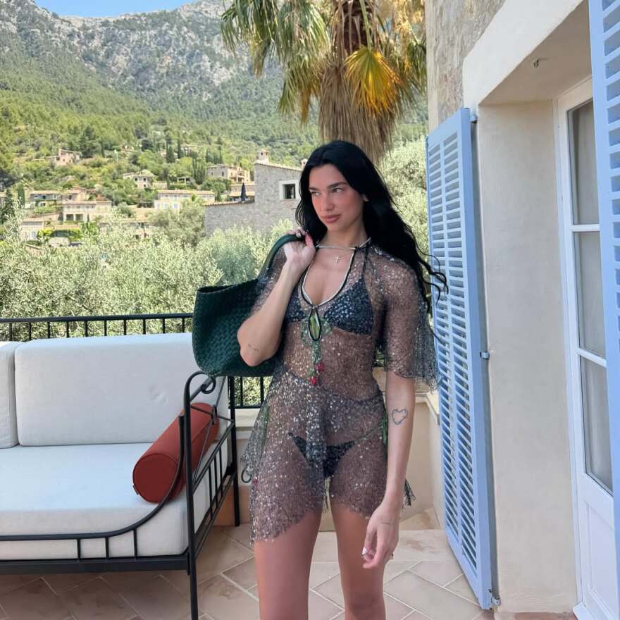 Η Ντούα Λίπα δημοσίευσε νέες φωτογραφίες από τις διακοπές της