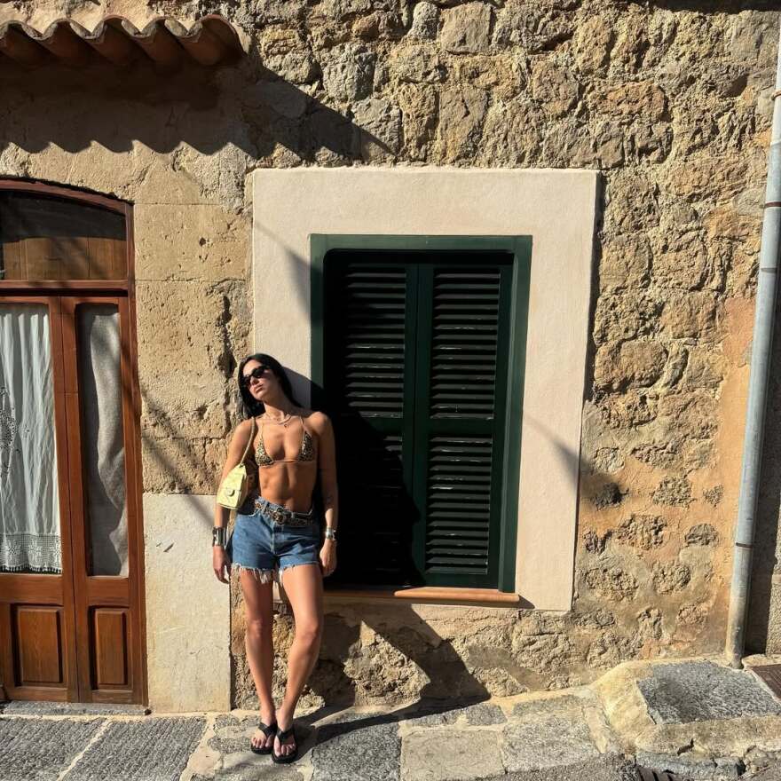 Η Ντούα Λίπα δημοσίευσε νέες φωτογραφίες από τις διακοπές της