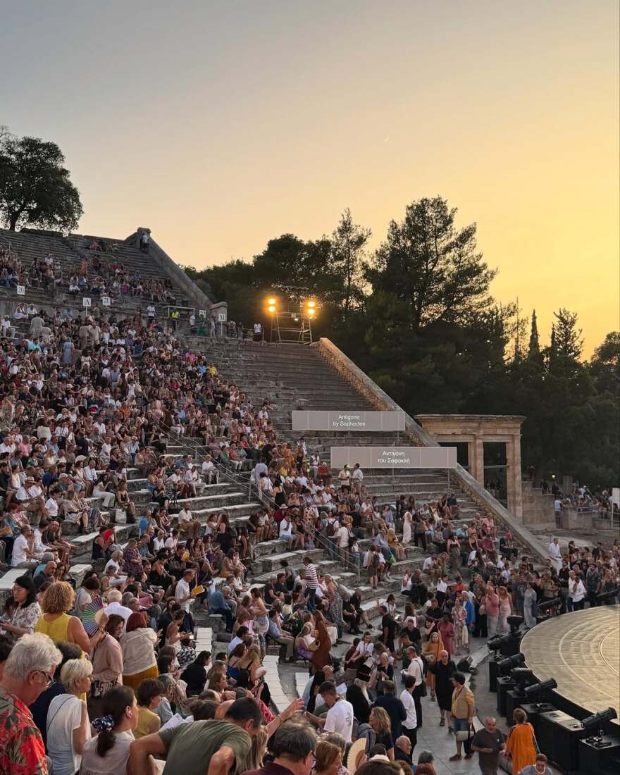 Η Μαρίνα Σπανού ποζάρει με μπικίνι σε μπαλκόνι με θέα τη θάλασσα
