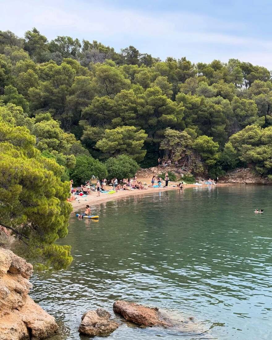 Η Μαρίνα Σπανού ποζάρει με μπικίνι σε μπαλκόνι με θέα τη θάλασσα
