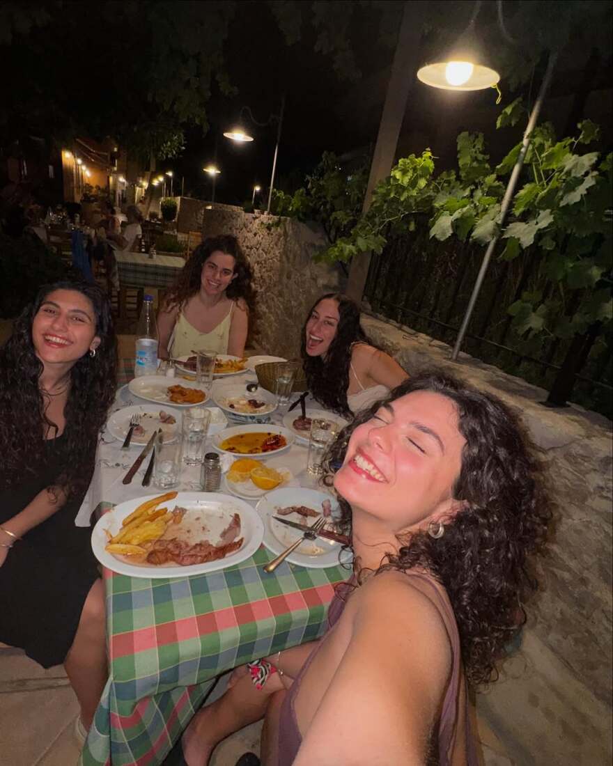 Η Μαρίνα Σπανού ποζάρει με μπικίνι σε μπαλκόνι με θέα τη θάλασσα
