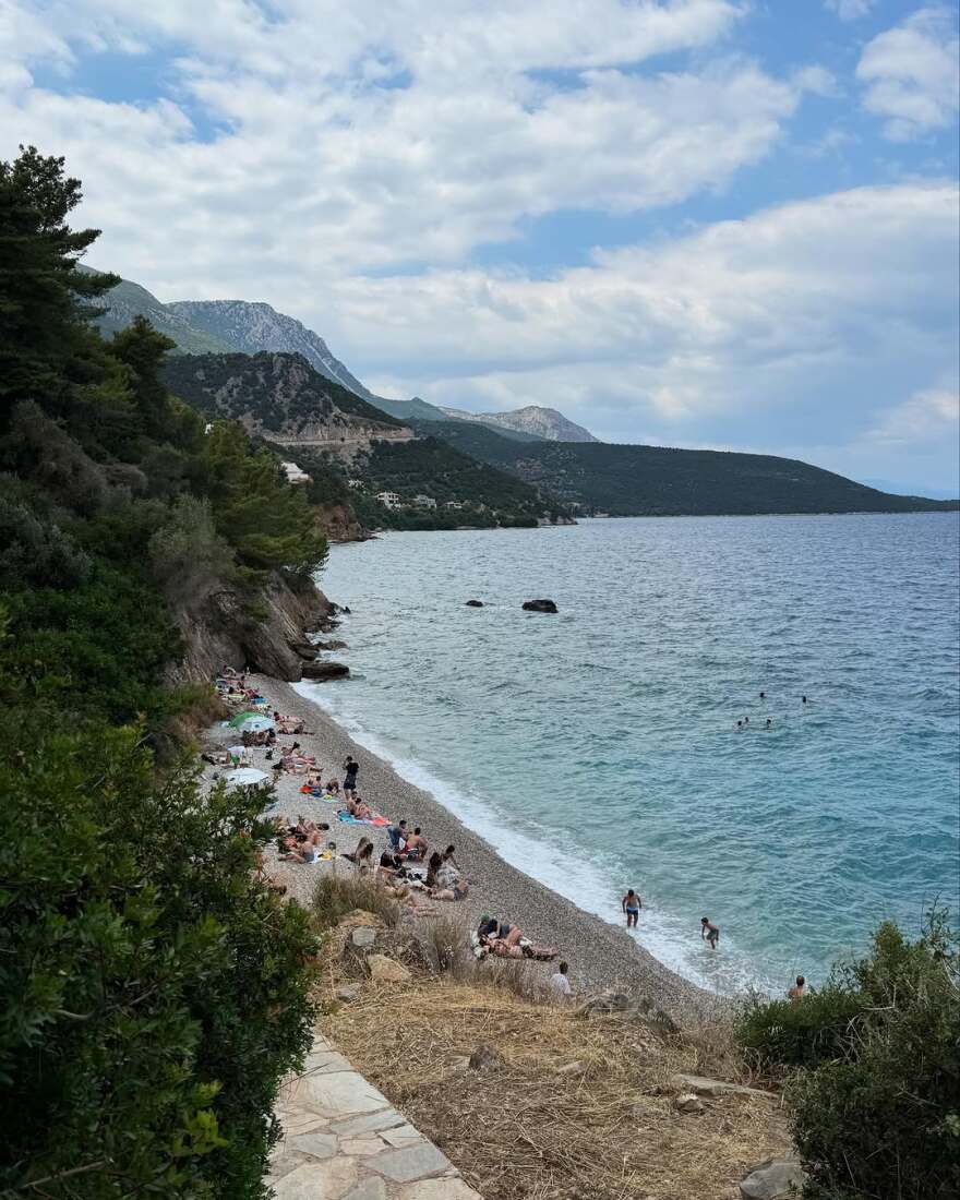 Η Μαρίνα Σπανού ποζάρει με μπικίνι σε μπαλκόνι με θέα τη θάλασσα
