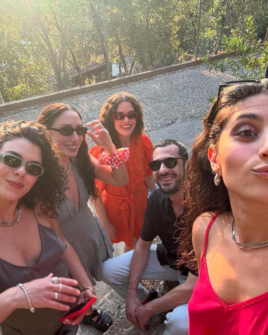 Η Μαρίνα Σπανού ποζάρει με μπικίνι σε μπαλκόνι με θέα τη θάλασσα
