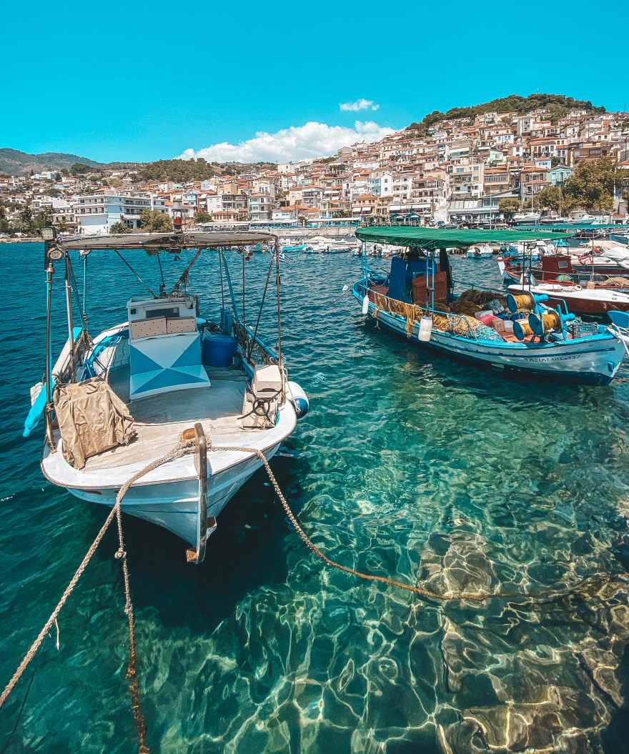 Ταξιδεύουμε στη Λέσβο και μαθαίνουμε την τέχνη του ούζου