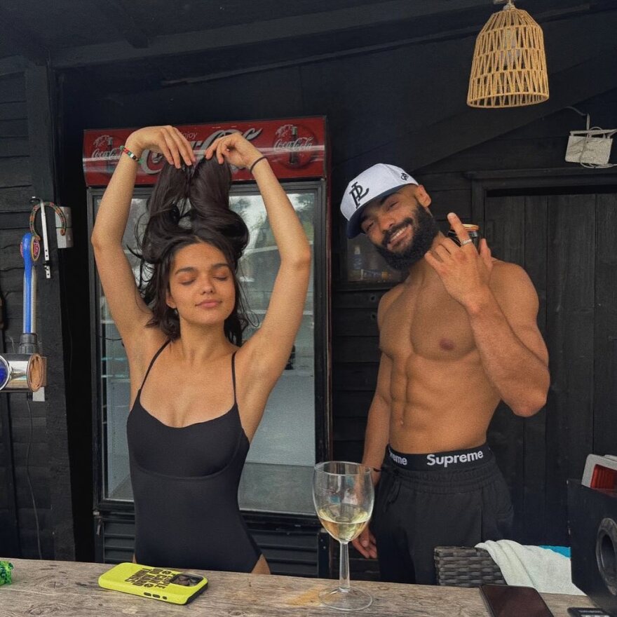 Ρέιτσελ Ζέγκλερ: Σε σχέση με τον Νέιθαν Λουί Φερνάντ η ηθοποιός - Τα φιλιά σε συναυλία της Σαμπρίνα Κάρπεντερ
