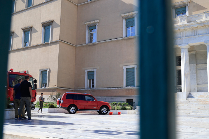 Φάκελος με λευκή σκόνη από Ρωσία και παραλήπτη τον Κυριάκο Μητσοτάκη στη Βουλή - Κινητοποίηση της ΕΜΑΚ  