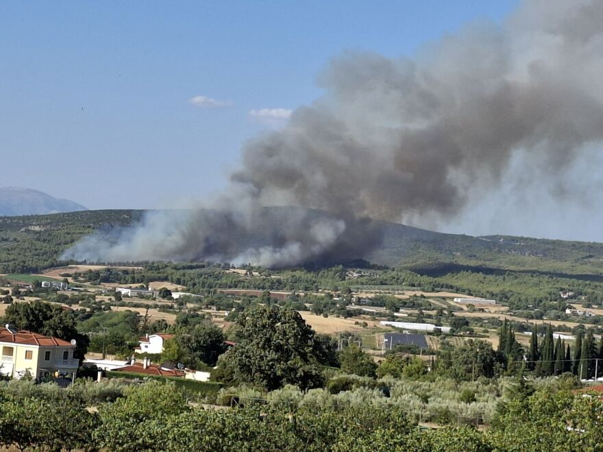 Φωτιά τώρα στο Ασπροχώρι Ωρωπού: Κοντά στο χωριό οι φλόγες, 112 για εκκένωση - Επιχειρούν 20 εναέρια