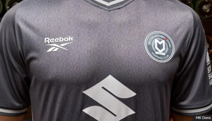 Η ΜΚ Ντονς που αγωνίζεται στην League 2 τιμά τον Άλαν Τούρινγκ και τους κρυπτογράφους του Β' Παγκοσμίου Πολέμου στη φανέλα της
