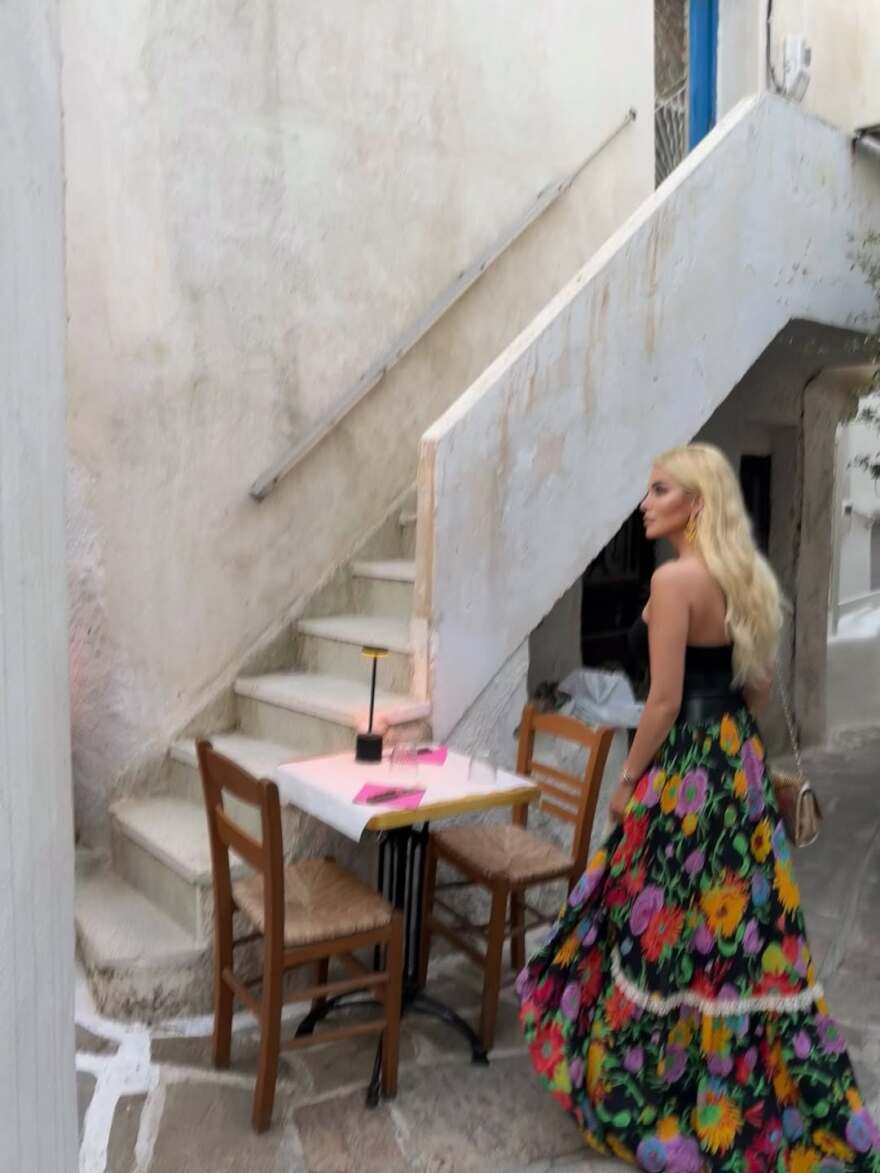 Η Κατερίνα Καινούργιου ποζάρει αγκαλιά με τον Παναγιώτη Κουτσουμπή στη Νάξο