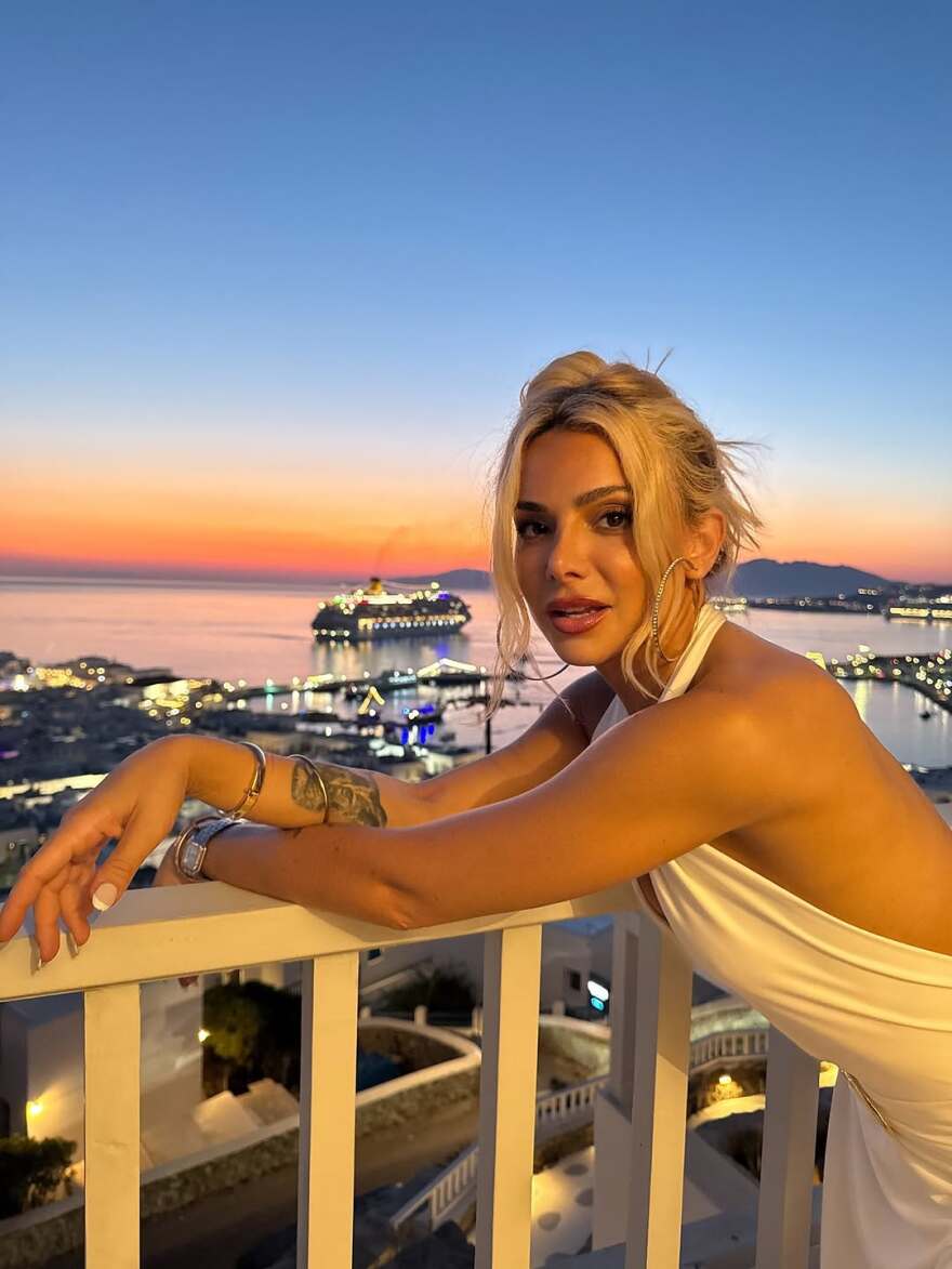 Η Ζόζεφιν ποζάρει με βαθύ ντεκολτέ με θέα το ηλιοβασίλεμα