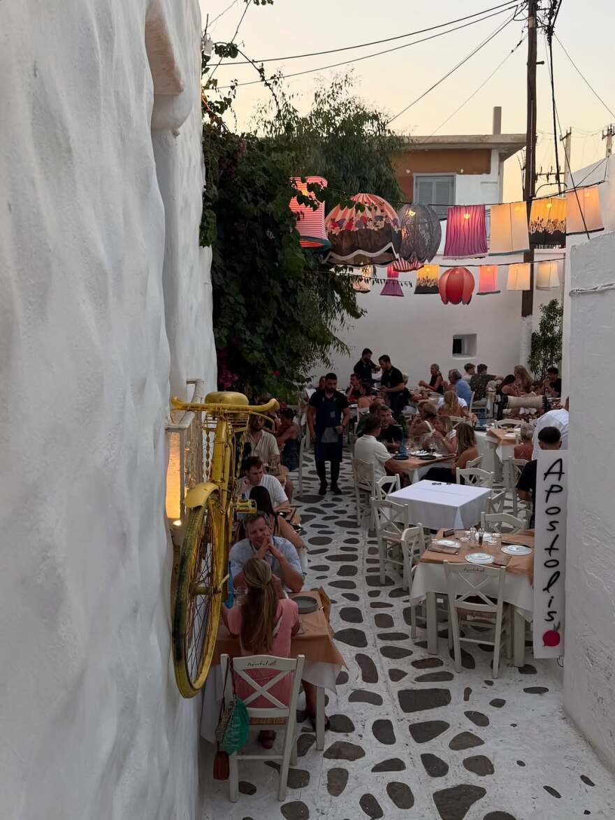 Η Κατερίνα Καινούργιου ποζάρει αγκαλιά με τον Παναγιώτη Κουτσουμπή στη Νάξο 
