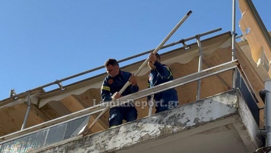 Μεγάλο κάγκελο με τζάμια κρεμόταν από μπαλκόνι στη Λαμία - Δείτε βίντεο και φωτογραφίες
