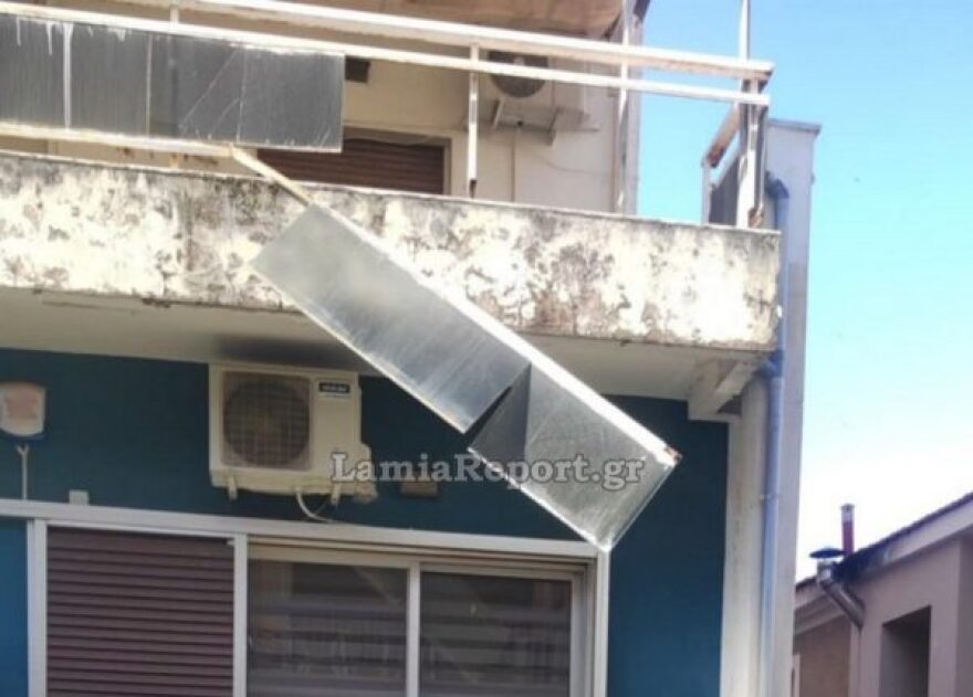 Μεγάλο κάγκελο με τζάμια κρεμόταν από μπαλκόνι στη Λαμία - Δείτε βίντεο και φωτογραφίες
