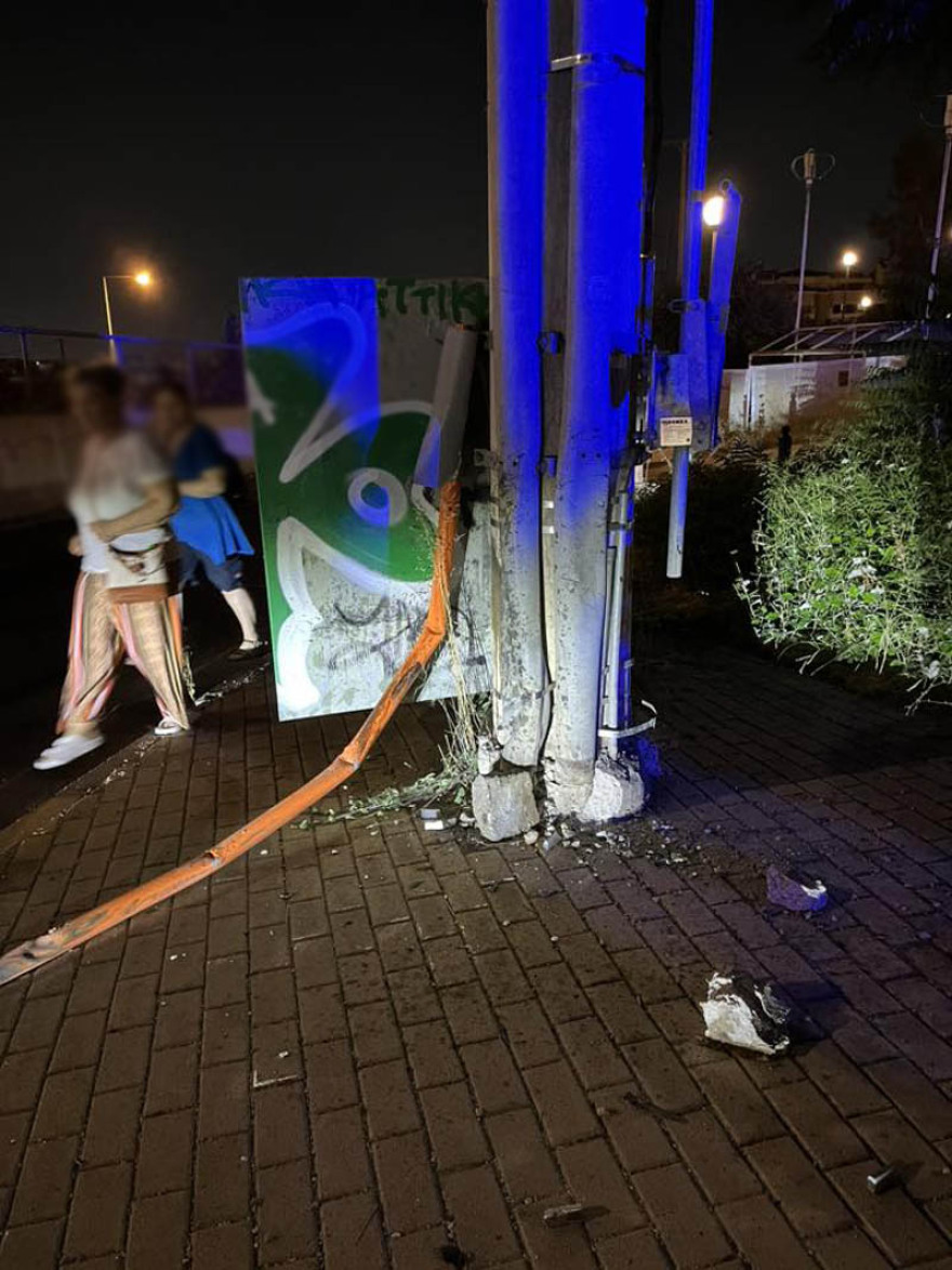 Τροχαίο στη λεωφόρο Γέρακα: ΙΧ βγήκε στο αντίθετο ρεύμα και κατέληξε μέσα σε πλατεία - Δείτε φωτογραφίες