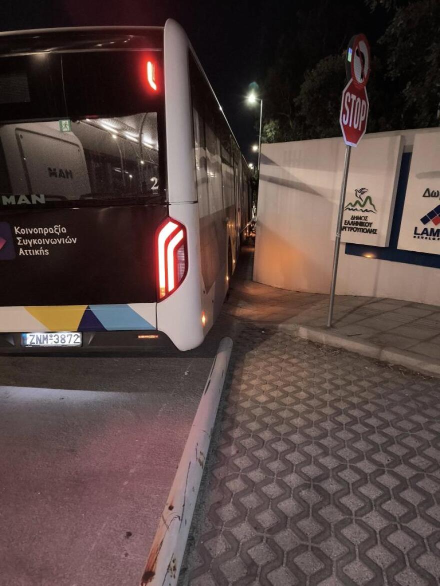 Ακυβέρνητο λεωφορείο για 150 μέτρα στη Βουλιαγμένης - Ξήλωσε κολώνες, πινακίδες, έπεσε σε περίφραξη κτηρίου