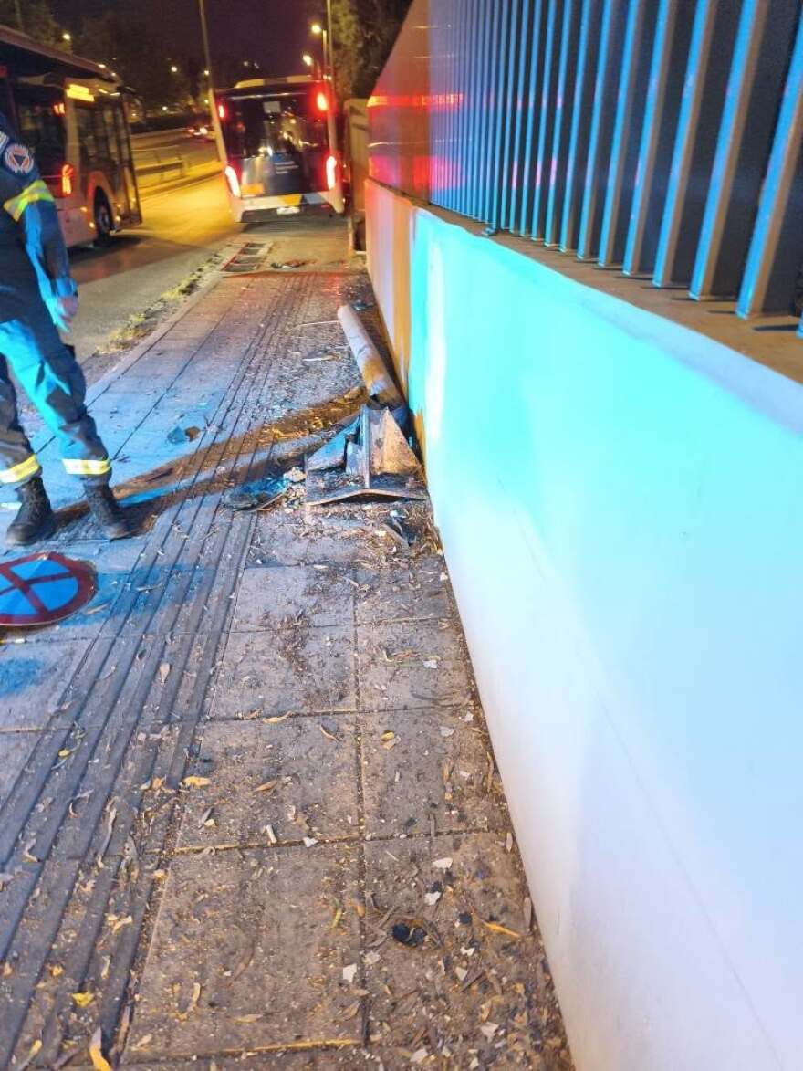 Ακυβέρνητο λεωφορείο για 150 μέτρα στη Βουλιαγμένης - Ξήλωσε κολώνες, πινακίδες, έπεσε σε περίφραξη κτηρίου