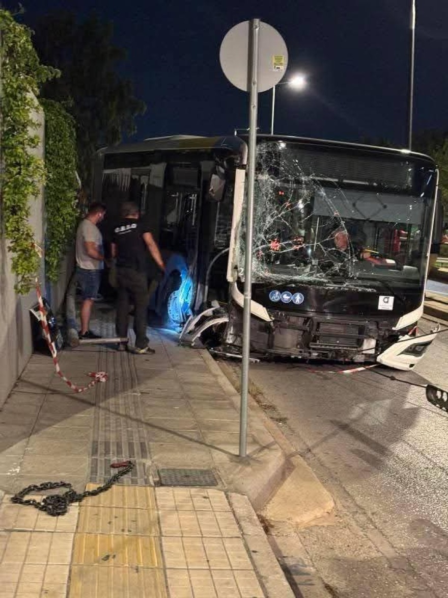 Ακυβέρνητο λεωφορείο για 150 μέτρα στη Βουλιαγμένης - Ξήλωσε κολώνες, πινακίδες, έπεσε σε περίφραξη κτηρίου