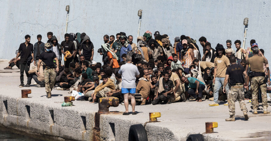 Χαφτάρ, ο πωλών τοις μετρητοίς: Ο υπασπιστής του Καντάφι που συμμετείχε στην ανατροπή του - Δήλωνε σύμμαχος της Ελλάδας αλλά έβαλε… τουρκικό φέσι