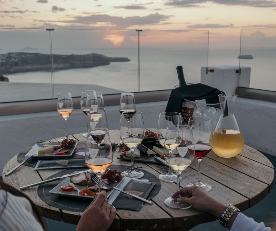 8 κρασιά της Santo Wines στην ελίτ του οινικού κόσμου