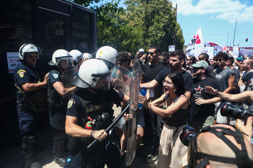 Δακρυγόνα και επεισόδια μεταξύ φοιτητών και ΜΑΤ έξω από τη Σύνοδο των Πρυτάνεων
