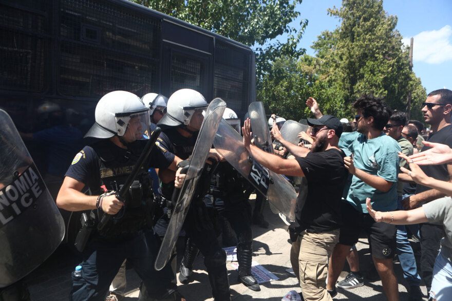 Δακρυγόνα και επεισόδια μεταξύ φοιτητών και ΜΑΤ έξω από τη Σύνοδο των Πρυτάνεων
